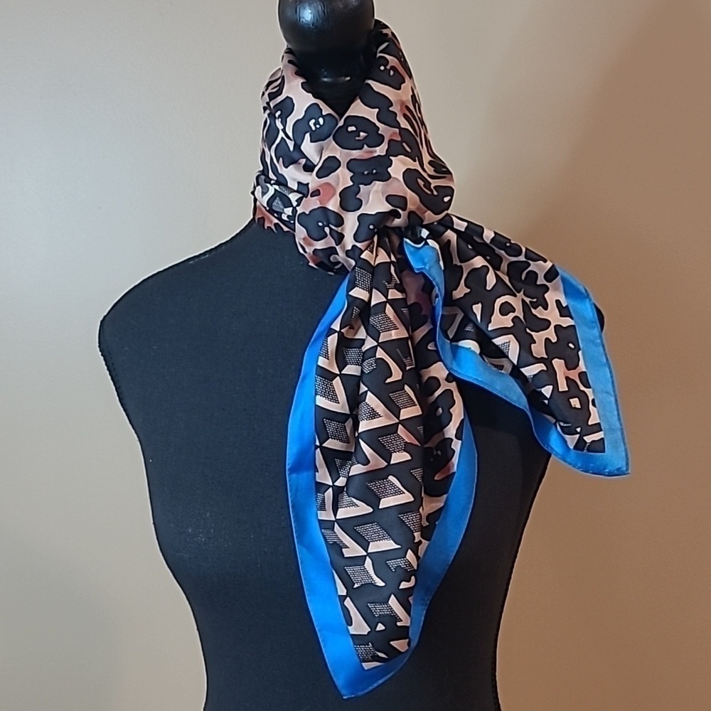 VINCE CAMUTO Animal With V Print Pattern Scarf